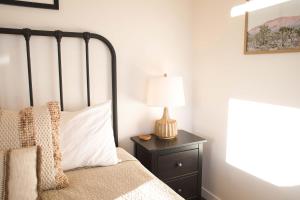 Een bed of bedden in een kamer bij Quails Nest Joshua Tree l Classic at Park Entrance