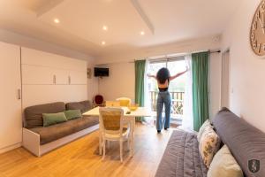 une femme qui regarde par une fenêtre dans un salon dans l'établissement STUDIO COSY, à Cabourg