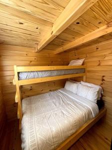 Een bed of bedden in een kamer bij 2 Bedroom Log Cabin on Lake James with Loft- Private Resort Amenities