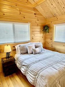 een slaapkamer met een bed in een houten hut bij 2 Bedroom Log Cabin on Lake James with Loft- Private Resort Amenities in Marion