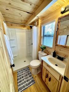 een kleine badkamer met een toilet en een wastafel bij 2 Bedroom Log Cabin on Lake James with Loft- Private Resort Amenities in Marion
