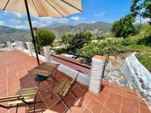 Cảnh núi rừng hoặc tầm nhìn ra núi từ căn hộ