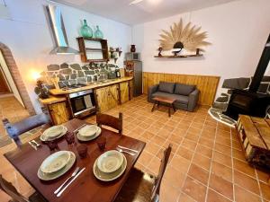 un soggiorno con tavolo in legno e piano cottura di Rural house a Vélez de Benaudalla
