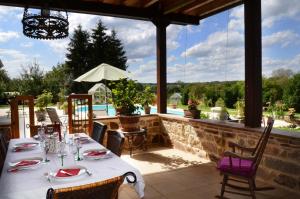 Een restaurant of ander eetgelegenheid bij A L'Ancienne Grange - Chambres d'hôtes