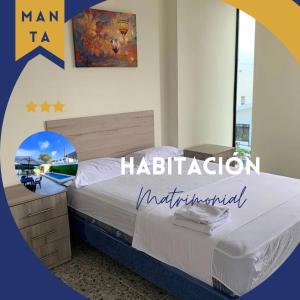 um quarto com uma cama grande com avertisement para em HOSTAL SAN MARINO em Manta