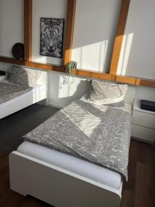 1 dormitorio con 2 camas y una foto de un tigre en Weber Apartment Luisa, en Bohmte