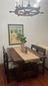 - une table à manger avec une plante en pot dans l'établissement GUARUJÁ - PRAIA DE PITANGUEIRAS, à Guarujá