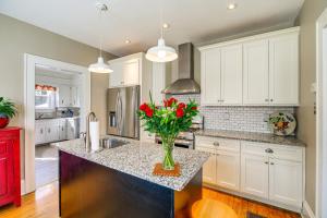 Φωτογραφία από το άλμπουμ του 1 Mi to Dtwn Bristol Cottage with Hot Tub and Grill! σε Bristol