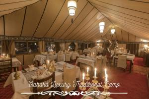 Majoituspaikan Merzouga luxury traditional camp ravintola tai vastaava paikka