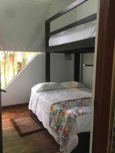 a bedroom with a bunk bed in a room at Cabaña Bosquemar 1 in Agujas