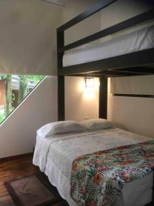 a bedroom with a bunk bed in a room at Cabaña Bosquemar 1 in Agujas