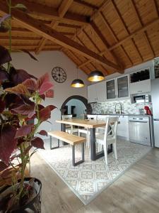 a kitchen and dining room with a table and chairs at Casa do Poço in Santa Bárbara