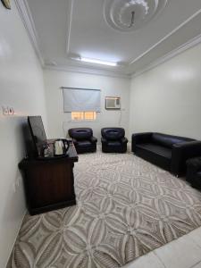 a living room with two chairs and a couch and a table at شقة طيبه المدينة 5 in Al Madinah