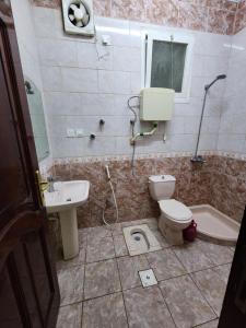 a bathroom with a sink and a toilet and a tub at شقة طيبه المدينة 5 in Al Madinah