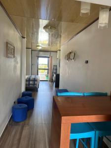 ein Zimmer mit blauen Hockern und einem Wartezimmer in der Unterkunft Sarie Bay Loft in San Andrés