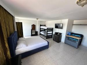 ein Schlafzimmer mit einem Bett und einem TV in der Unterkunft Sarie Bay Loft in San Andrés