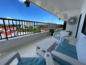 einen Balkon mit Stühlen und Meerblick in der Unterkunft Sarie Bay Loft in San Andrés