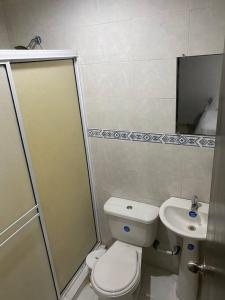 y baño con aseo y lavamanos. en Apartamento cómodo cerca al aeropuerto en Cartagena de Indias