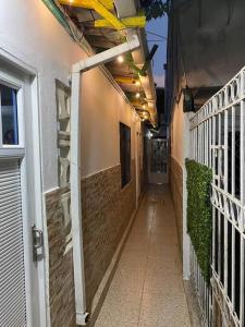 an empty alley way with a building and a window at Apartamento cómodo cerca al aeropuerto in Cartagena de Indias