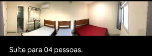 um quarto com duas cadeiras e uma cama e uma janela em Chácara Rosa do Deserto em Vila Velha