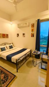 - une chambre avec un lit et une fenêtre dans l'établissement Hotel Amazing Udaipur (Prime inn ), à Udaipur