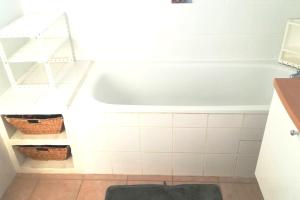 uma casa de banho com uma banheira e um lavatório em Maison de 3 chambres avec terrasse et wifi a Greoux les Bains em Gréoux-les-Bains