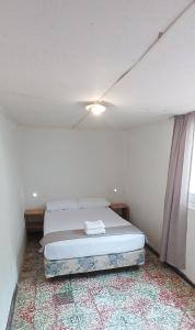 En eller flere senge i et værelse på Cómodo y tranquilo departamento céntrico