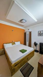 um quarto com uma cama grande num quarto em Timba-Pekin em Cotonou