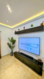 uma grande televisão de ecrã plano numa sala de estar em Timba-Pekin em Cotonou