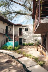 a courtyard of a building with a building at Nuiya Hoteles Centro in Sayulita