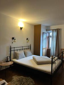 1 dormitorio con 1 cama grande y ventana en SIAN Sanctuary Villa en Braşov