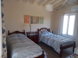 een slaapkamer met 2 bedden en een raam bij La Paula bed & breakfast in San Luis