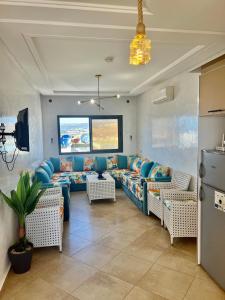 アガディールにあるBaya House Sea Viewのソファとテレビ付きの広いリビングルーム