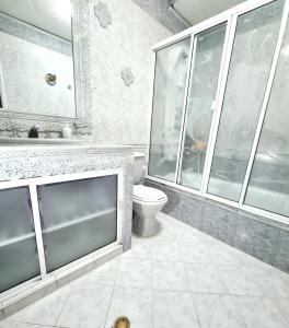 a bathroom with a toilet and a shower and a sink at Hermosa casa en Bucaramanga in Bucaramanga