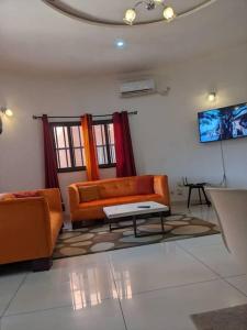 - un salon avec un canapé et une table basse dans l'établissement Élégante villa avec jardin+bar, à Lomé