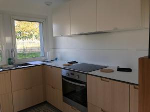 Kuchyňa alebo kuchynka v ubytovaní Maison calme à Chartres avec terrasse et jardin, adaptée PMR - FR-1-581-97