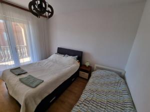 1 Schlafzimmer mit 2 Einzelbetten und einem Fenster in der Unterkunft Apartments with a parking space Sveti Filip i Jakov, Biograd - 16708 in Sveti Filip i Jakov