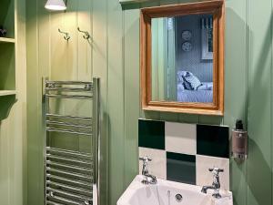 W łazience znajduje się umywalka i lustro. w obiekcie The Granary w mieście Steyning