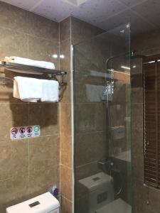 Thái Dương Hotel في Việt Trì: حمام مع دش زجاجي مع مرحاض
