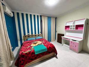 1 dormitorio con 1 cama y vestidor en Misr Al Gadedah Rooms en El Cairo