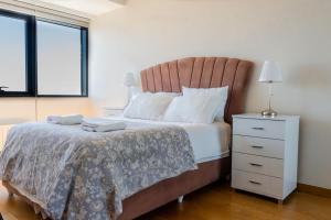een slaapkamer met een bed en een dressoir met twee handdoeken erop bij Ataşehir's Most Luxurious Top Floor Residence in Istanbul