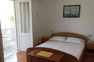 Ένα ή περισσότερα κρεβάτια σε δωμάτιο στο Apartments by the sea Lumbarda, Korcula - 22543