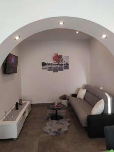 sala de estar con sofá y mesa en Apartments with WiFi Ploce, Neretva Delta - Usce Neretve - 22723, en Ploče