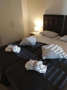2 camas con toallas en un dormitorio en Apartments with WiFi Ploce, Neretva Delta - Usce Neretve - 22723, en Ploče