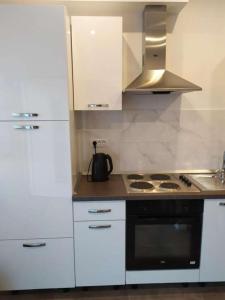 cocina con armarios blancos y fogones en Apartments with WiFi Ploce, Neretva Delta - Usce Neretve - 22723, en Ploče