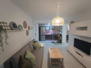 sala de estar con sofá y mesa en Apartamento Pilar, en Sevilla