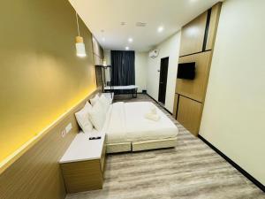 Habitación de hotel con cama y TV en STAR HOTEL, en Tawau