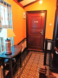 una camera con una porta e un tavolo con una lampada di New Great Shanghai Female Hostel a George Town