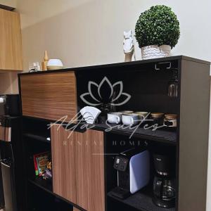 uma cozinha com um balcão e comodidades para preparar café em Alta Suites/2br/swimmingpool/city center/PS4 games em Cainta