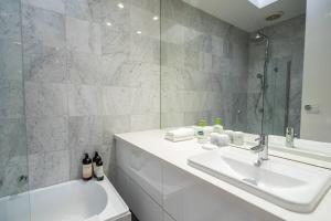 Sophisticated art deco in the heart of Toorak的一间浴室